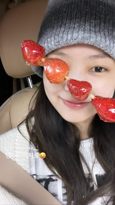 Jennie知道今天是春节，她就买了我们中国的糖葫芦美食，Jennie好好啊！