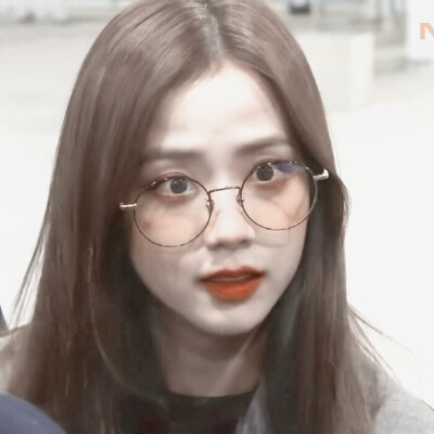 （＃有个朋友托我来问问你需不需要一个我这样的女盆友﹡）
：JISOO/原截左也
