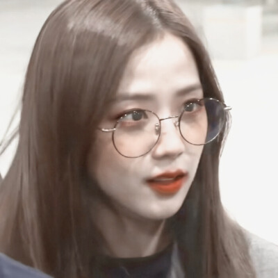 （＃有个朋友托我来问问你需不需要一个我这样的女盆友﹡）
：JISOO/原截左也
