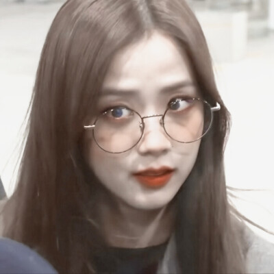 （＃有个朋友托我来问问你需不需要一个我这样的女盆友﹡）
：JISOO/原截左也
