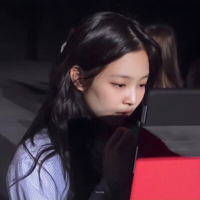 JENNIE金智妮
cr.logo