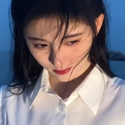 鞠婧祎可二改
最后一个加了妆
倒数第二个改变了肤色
已降噪注明江霖远