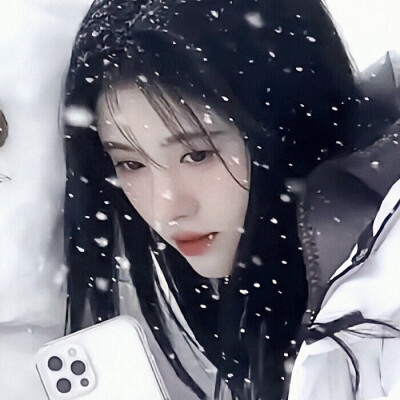 天亮之前 一定要下一場雪 但沒人會在意 這約會の情節
Not in love with you～
