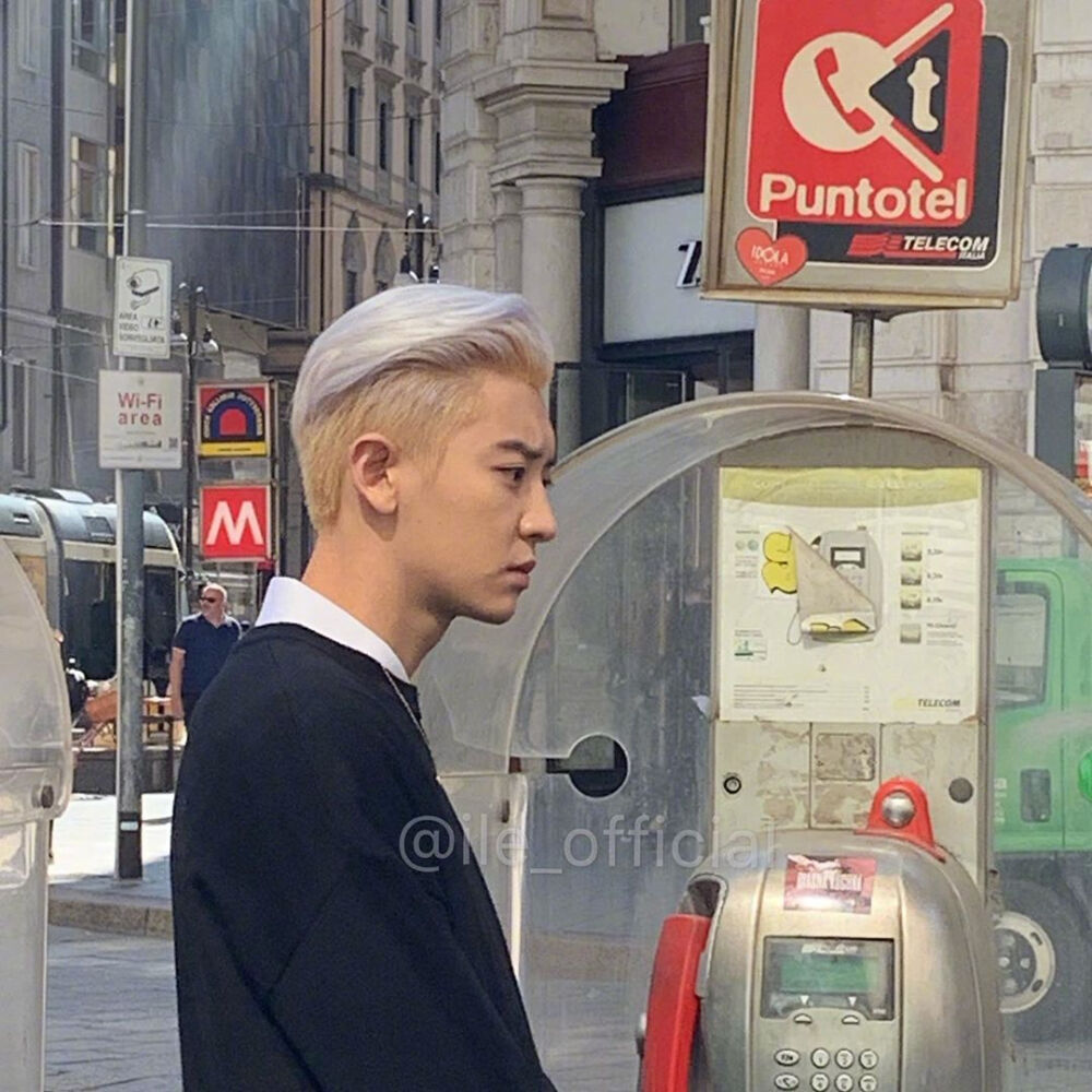 朴灿烈米兰生图人群之中好耀眼