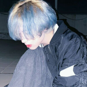 男生头像:我始终相信 走过平湖烟雨 岁月山河 那些经历劫数 尝遍百味的人 会更加生动而干净。