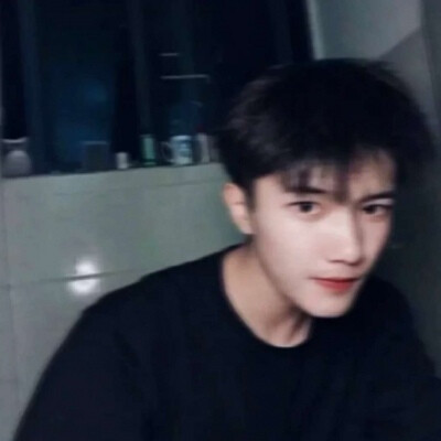 真人男生头像『世间难熬，连神明都在劫难逃』
