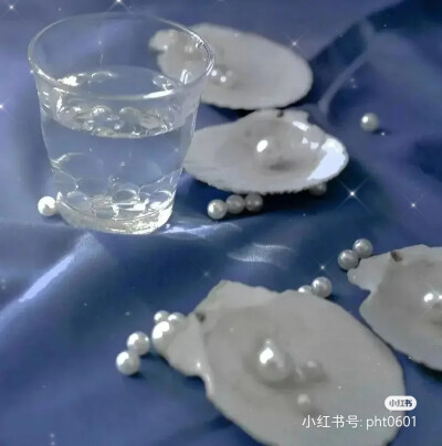 背景图‖蓝色冷淡风
其实
我不怕你突然出现在我生活里接着
再突然消失
因为我知道这大概是生活的常态吧上帝安排好了
让我来不及爱谁
谁 也不爱