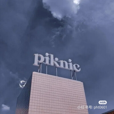 背景图‖蓝色冷淡风♥
我站在地球的另一边
想的却是你笑盈盈的双眼