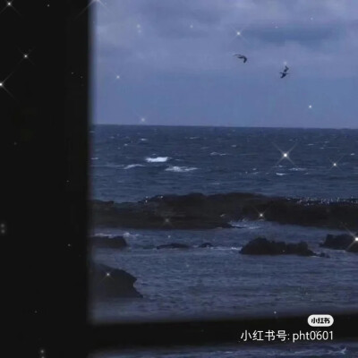 背景图‖蓝色冷淡风♥
我站在地球的另一边
想的却是你笑盈盈的双眼