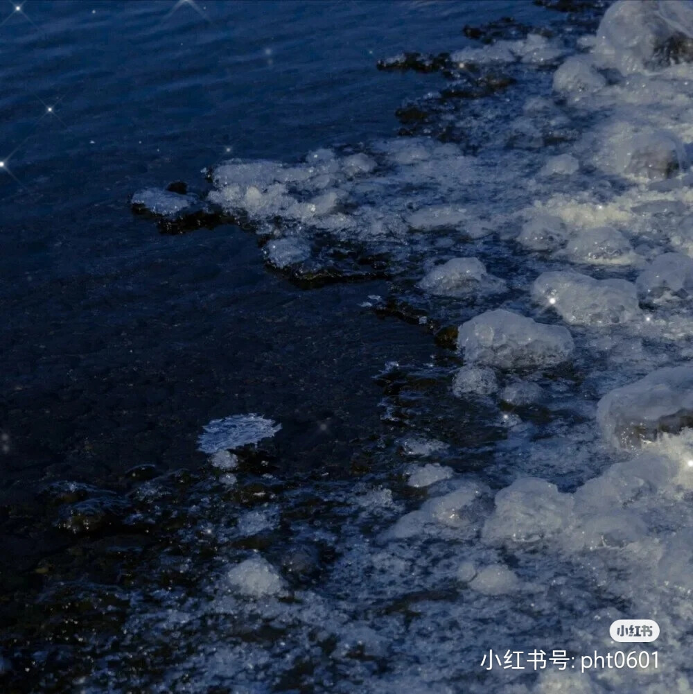 背景图‖蓝色冷淡风♥
我站在地球的另一边
想的却是你笑盈盈的双眼