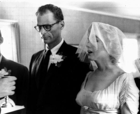 1956年，梦露与作家Arthur Miller 在他们的婚礼上
Wedding gown designed by John Moore and Norman Norell ​​​