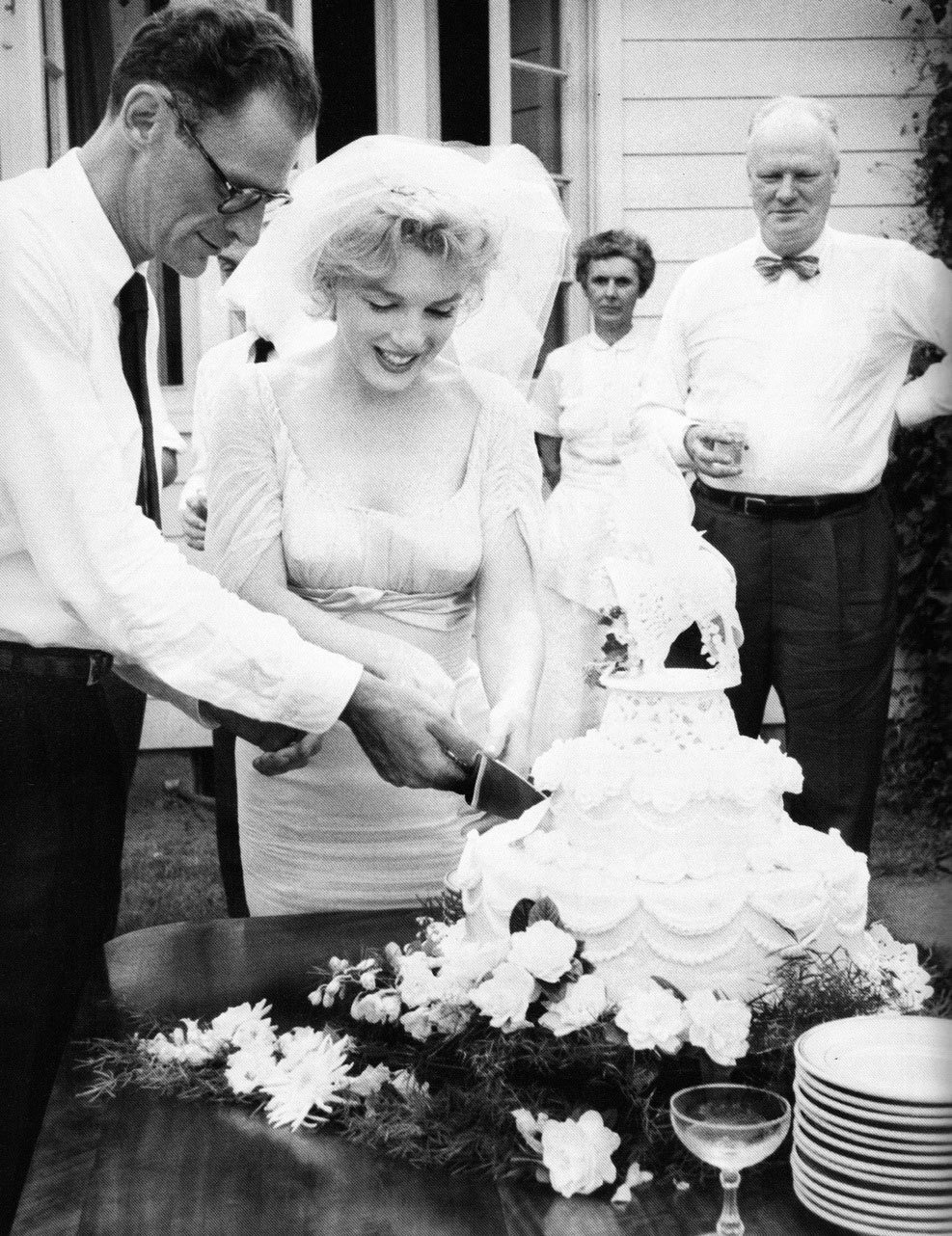 1956年，梦露与作家Arthur Miller 在他们的婚礼上
Wedding gown designed by John Moore and Norman Norell ​​​