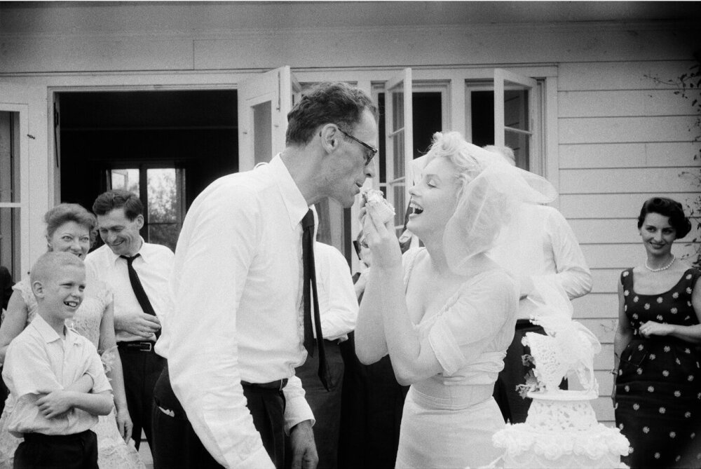 1956年，梦露与作家Arthur Miller 在他们的婚礼上
Wedding gown designed by John Moore and Norman Norell ​​​