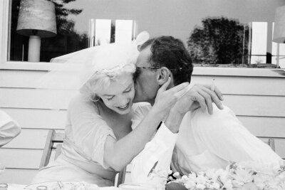 1956年，梦露与作家Arthur Miller 在他们的婚礼上
Wedding gown designed by John Moore and Norman Norell ​​​