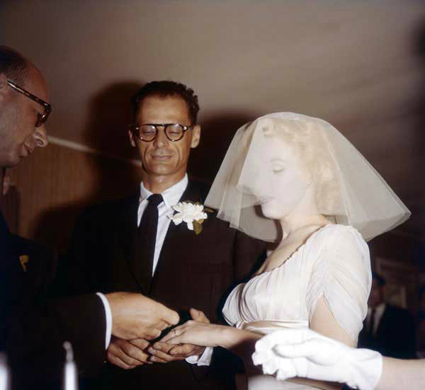 1956年，梦露与作家Arthur Miller 在他们的婚礼上
Wedding gown designed by John Moore and Norman Norell ​​​