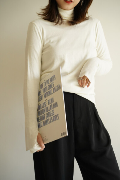 ：【春天的气息】春天可以穿起来西装外套啦！暖色可以更出挑噢，避免黑白灰沉重的颜色。里面则可以选择单色简约的打底衫。丝绒金丝衬衫有一种复古艺术味道。