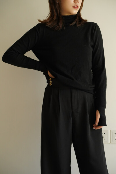 ：【春天的气息】春天可以穿起来西装外套啦！暖色可以更出挑噢，避免黑白灰沉重的颜色。里面则可以选择单色简约的打底衫。丝绒金丝衬衫有一种复古艺术味道。