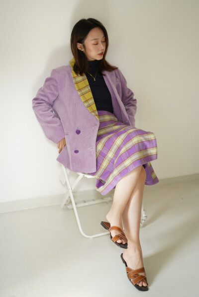 ：【春天的气息】春天可以穿起来西装外套啦！暖色可以更出挑噢，避免黑白灰沉重的颜色。里面则可以选择单色简约的打底衫。丝绒金丝衬衫有一种复古艺术味道。