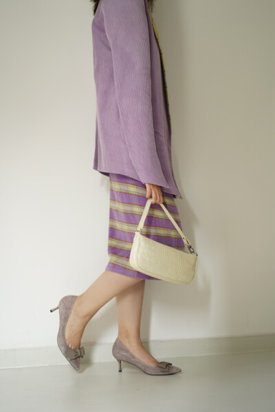 ：【春天的气息】春天可以穿起来西装外套啦！暖色可以更出挑噢，避免黑白灰沉重的颜色。里面则可以选择单色简约的打底衫。丝绒金丝衬衫有一种复古艺术味道。