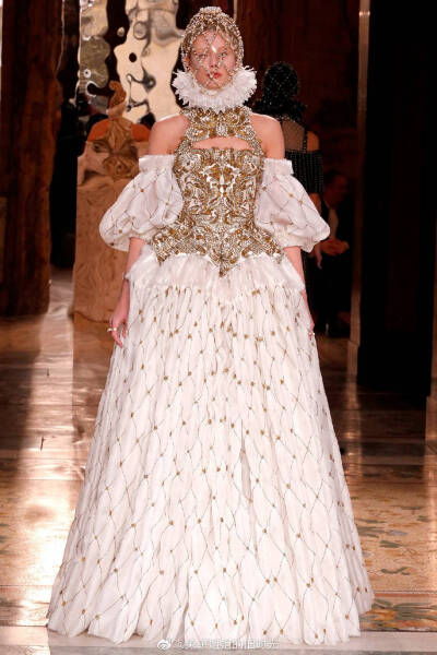 Alexander McQueen Fall 2013 Ready-to-Wear