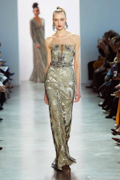 Badgley Mischka FALL 2020
Badgley Mischka在2020年秋季时装秀中融入了两个非常英式却又截然不同的文化时刻，其中之一是电视连续剧唐顿庄园的精致优雅，然后是六七十年代披头士乐队的放荡不羁 