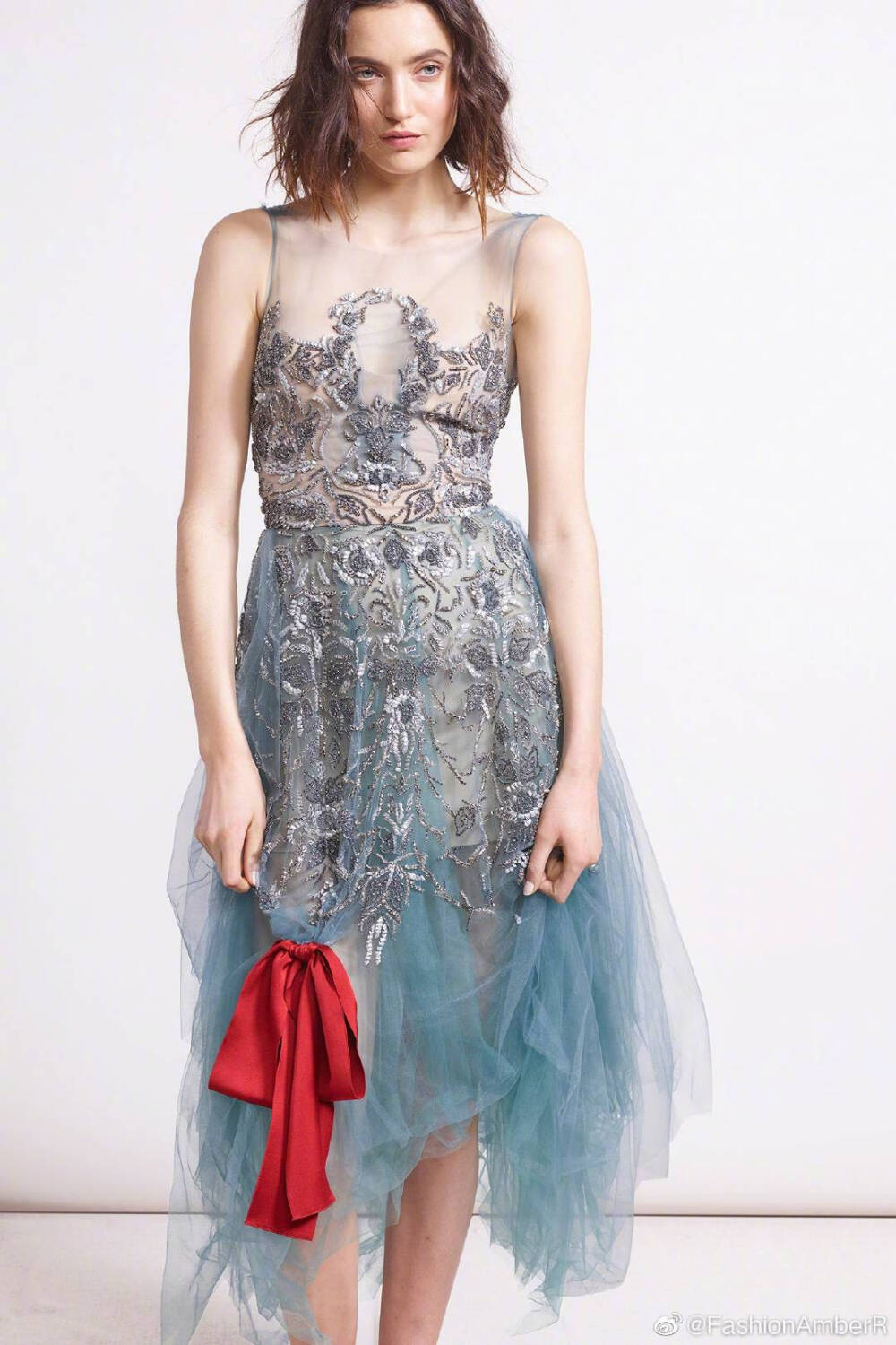 |Reem Acra PRE-FALL 2018|
Reem Acra用另类的颜色组合确保了青春的气息，区分了从白天到晚间的过渡，以及优雅的纯粹时刻，能够与任何年龄追求优雅与奇想的女性产生共鸣 