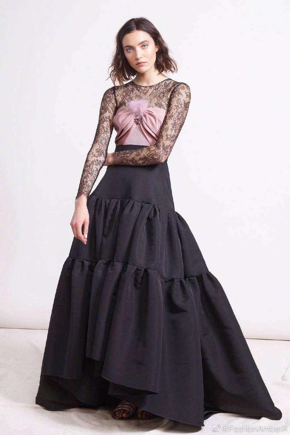 |Reem Acra PRE-FALL 2018|
Reem Acra用另类的颜色组合确保了青春的气息，区分了从白天到晚间的过渡，以及优雅的纯粹时刻，能够与任何年龄追求优雅与奇想的女性产生共鸣 