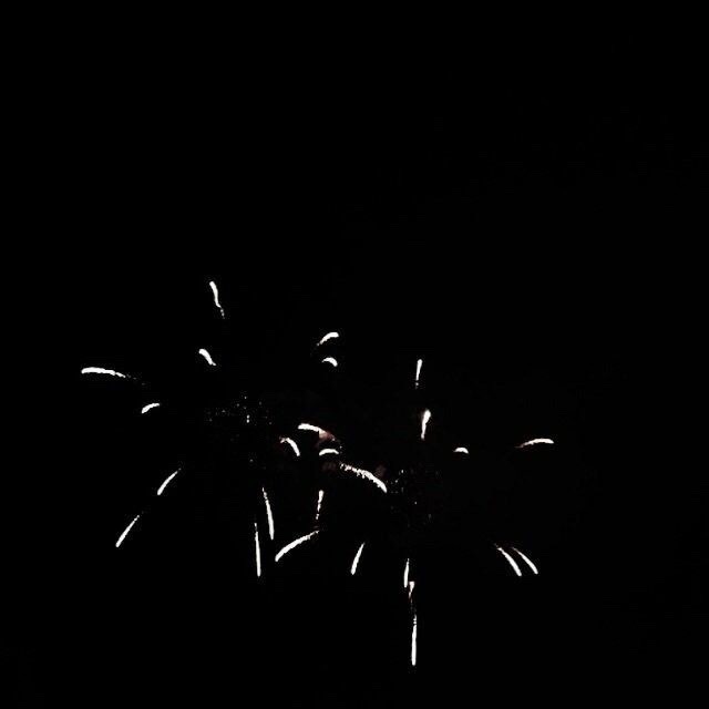 新的一年 去做你不敢做的事 见你想见的人 时间过的太快了 别等来不及 ​​