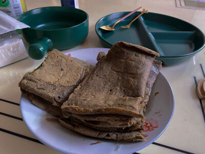 过年胖了几斤 呜呜 年后要开始轻断食了 今天做了点柠檬果酒 到了夏天加点冰块配上小龙虾 哈哈 想想都安逸 外婆自家种的黑荞麦 加了几个鸡蛋做了点荞麦饼 饿了来一小块 第一次做 没加面粉吃起来稍有嚼劲 over