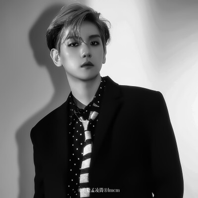 #BaekHyun*is**lord
/
“他们應该跪下称我为神。”
王座上的男人嘲讽地勾起嘴角朝身旁的娇*俏的女人笑了笑，转而轻蔑地看着城楼下的众人。
/
◇【禁二改/二传注明dt孟凌闇】
◇抱图收藏点赞单图and专辑 