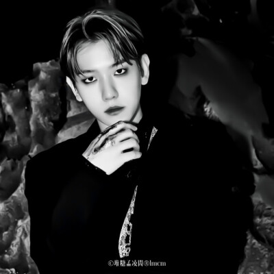 #BaekHyun*is**lord
/
“他们應该跪下称我为神。”
王座上的男人嘲讽地勾起嘴角朝身旁的娇*俏的女人笑了笑，转而轻蔑地看着城楼下的众人。
/
◇【禁二改/二传注明dt孟凌闇】
◇抱图收藏点赞单图and专辑 