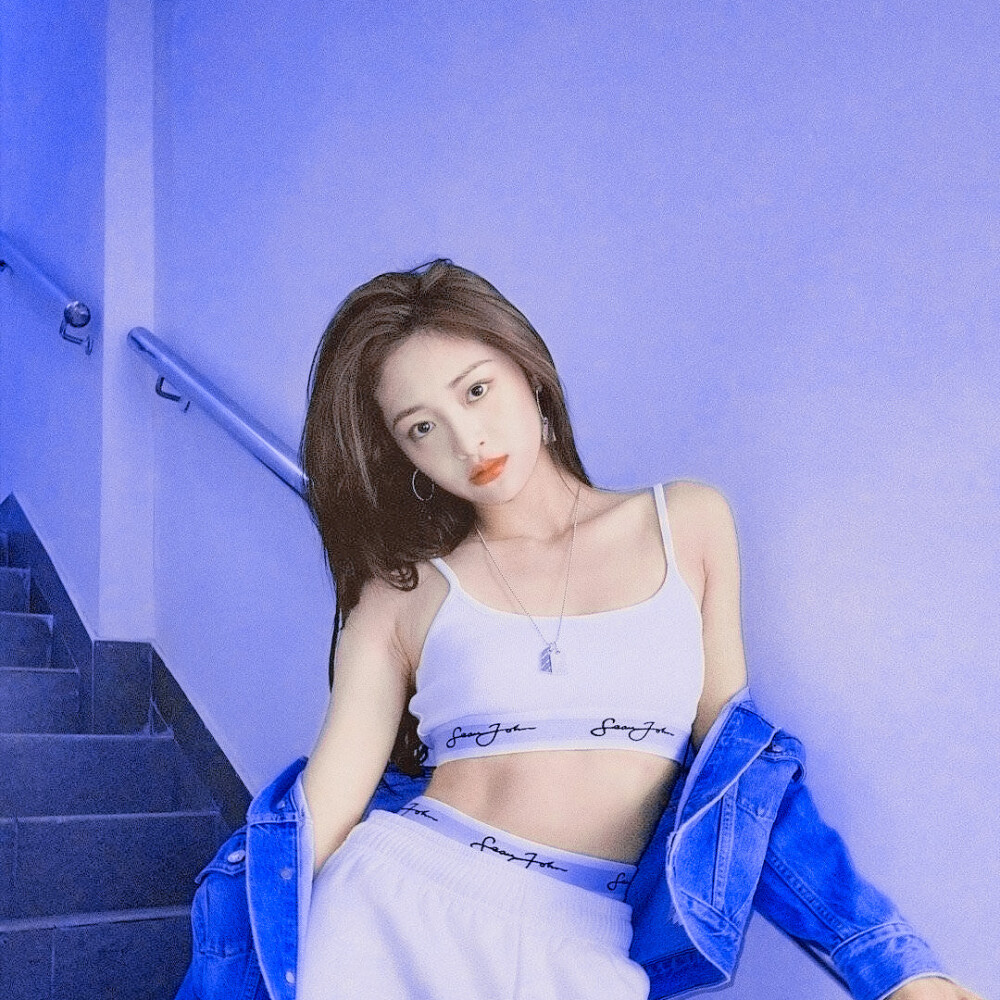 ˙我坠入没有爱的国度。
˙周洁琼 ／ 江思吟