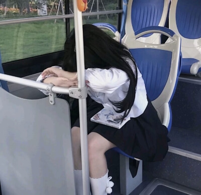 公交车上的女生 女生头像