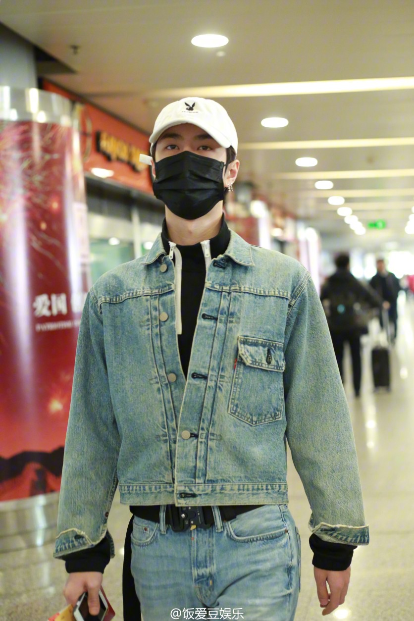 170218 北京-长沙 @UNIQ-王一博 cr:logo