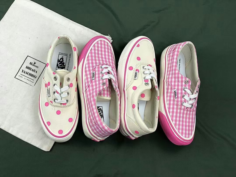 Vans Vault x CDG Girl小清新朕名系列
Vans高端朕名支线Vans Vault携手CDG支线Comme des Garcons Girl，整双鞋子采用粉色格纹覆盖全身，包边前裙也变成了粉色，极大增强了视觉冲击力和整体感，整双都如 CDG Girl 其他单品一样，巧妙的凸显了女性特征和天真风范。码数35-40(36.5,38.5)