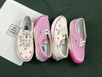 Vans Vault x CDG Girl小清新朕名系列
Vans高端朕名支线Vans Vault携手CDG支线Comme des Garcons Girl，整双鞋子采用粉色格纹覆盖全身，包边前裙也变成了粉色，极大增强了视觉冲击力和整体感，整双都如 CDG Girl 其…