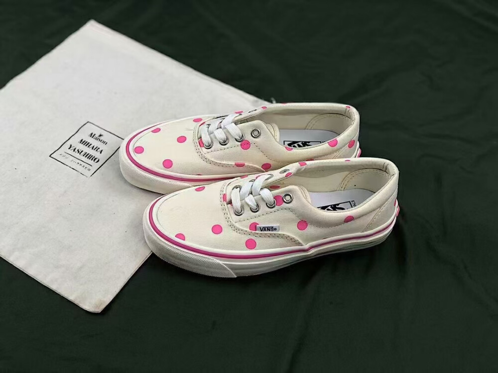 Vans Vault x CDG Girl小清新朕名系列
Vans高端朕名支线Vans Vault携手CDG支线Comme des Garcons Girl，整双鞋子采用粉色格纹覆盖全身，包边前裙也变成了粉色，极大增强了视觉冲击力和整体感，整双都如 CDG Girl 其他单品一样，巧妙的凸显了女性特征和天真风范。码数35-40(36.5,38.5)