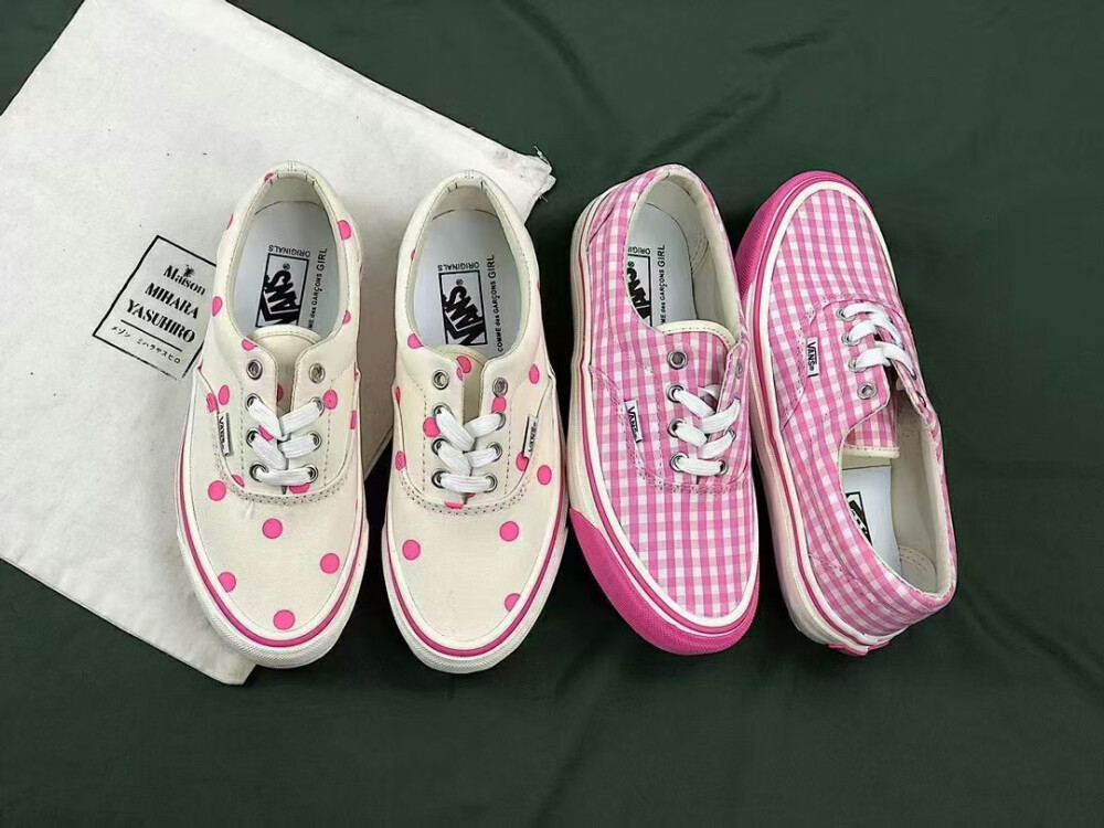 Vans Vault x CDG Girl小清新朕名系列
Vans高端朕名支线Vans Vault携手CDG支线Comme des Garcons Girl，整双鞋子采用粉色格纹覆盖全身，包边前裙也变成了粉色，极大增强了视觉冲击力和整体感，整双都如 CDG Girl 其他单品一样，巧妙的凸显了女性特征和天真风范。码数35-40(36.5,38.5)