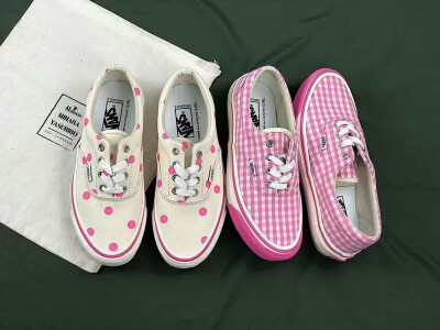 Vans Vault x CDG Girl小清新朕名系列
Vans高端朕名支线Vans Vault携手CDG支线Comme des Garcons Girl，整双鞋子采用粉色格纹覆盖全身，包边前裙也变成了粉色，极大增强了视觉冲击力和整体感，整双都如 CDG Girl 其…