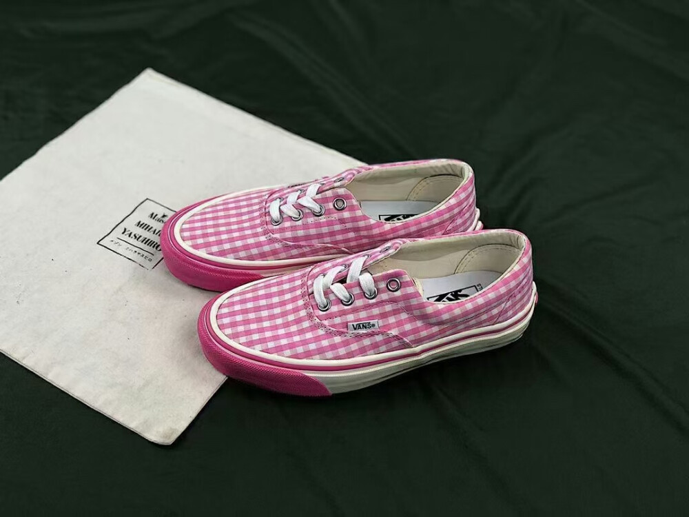 Vans Vault x CDG Girl小清新朕名系列
Vans高端朕名支线Vans Vault携手CDG支线Comme des Garcons Girl，整双鞋子采用粉色格纹覆盖全身，包边前裙也变成了粉色，极大增强了视觉冲击力和整体感，整双都如 CDG Girl 其他单品一样，巧妙的凸显了女性特征和天真风范。码数35-40(36.5,38.5)