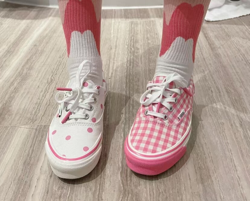 Vans Vault x CDG Girl小清新朕名系列
Vans高端朕名支线Vans Vault携手CDG支线Comme des Garcons Girl，整双鞋子采用粉色格纹覆盖全身，包边前裙也变成了粉色，极大增强了视觉冲击力和整体感，整双都如 CDG Girl 其他单品一样，巧妙的凸显了女性特征和天真风范。码数35-40(36.5,38.5)