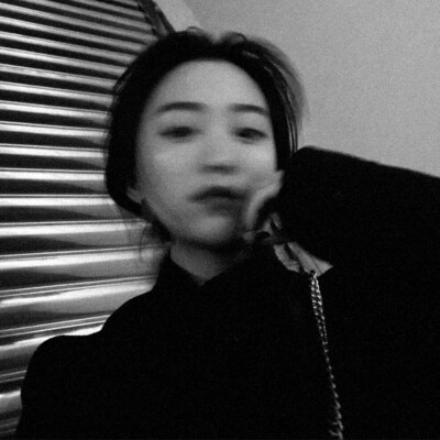 A.Lily。
黑白女头。