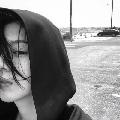 A.Lily。
黑白女头。