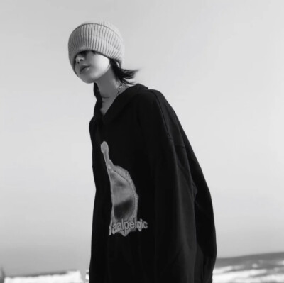 A.Lily。
黑白女头。