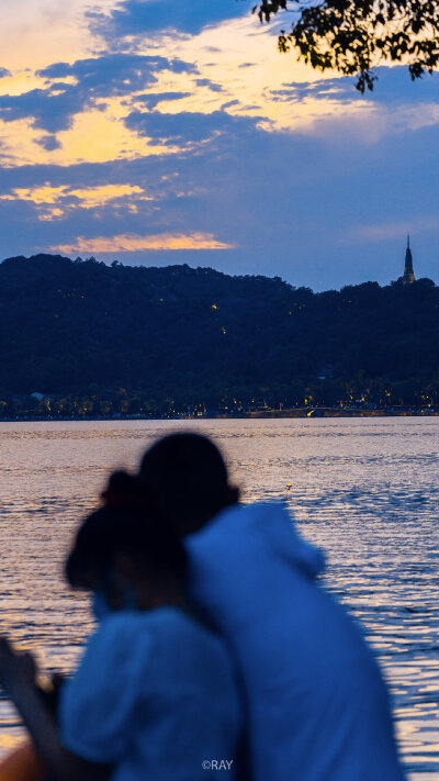 ᴵᶠ ʸᵒᵘ ᵃʳᵉ ᵃ ᵖᵃˢˢᵉʳᵇʸ, ʸᵒᵘ ˢʰᵒᵘˡᵈ ᵖᵃˢˢ ᵇʸ .
是路人就该好好路过。