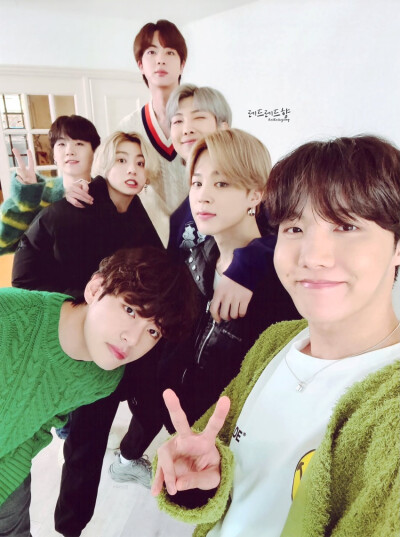 防弹少年团
BE Deluxe Edition