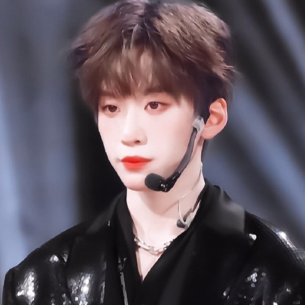 我和余景天一样都有两个眼睛10个脚趾头一张嘴两个