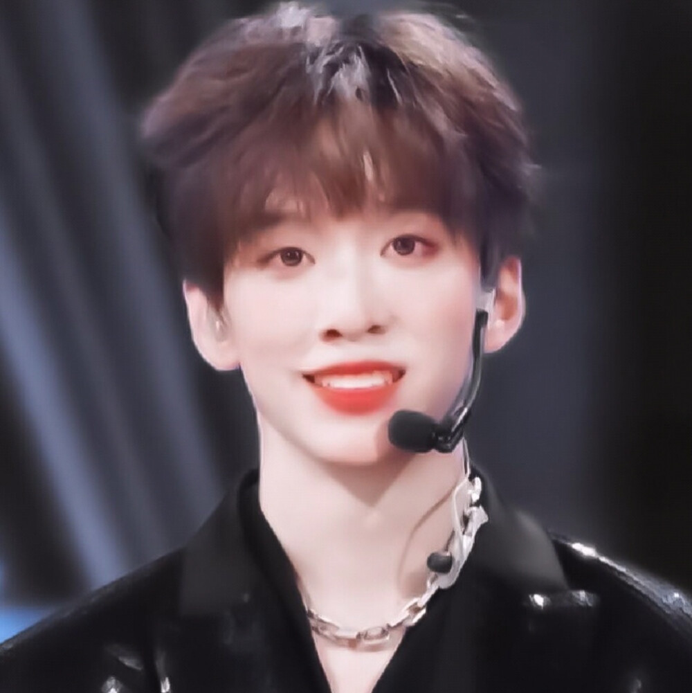 我和余景天一样都有两个眼睛10个脚趾头一张嘴两个