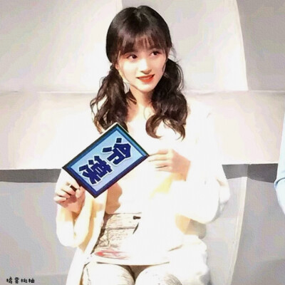 微博：橘雾桃柚
把眉清目秀还给山水天地，
把松间细雨还给初遇，
把一见钟情，还给你。