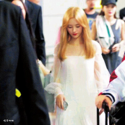 微博：橘雾桃柚
把眉清目秀还给山水天地，
把松间细雨还给初遇，
把一见钟情，还给你。